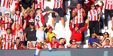 Dellarossa festeja el tercer gol de Instituto ante Riestra. (Prensa Instituto)