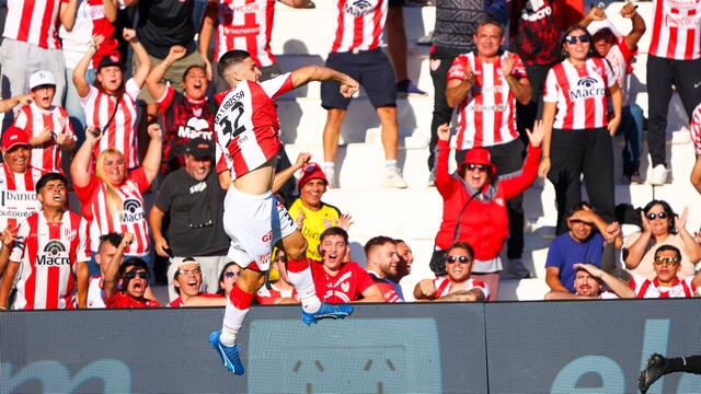 Dellarossa festeja el tercer gol de Instituto ante Riestra. (Prensa Instituto)