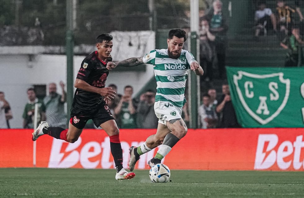 A Instituto lo madrugaron y perdió contra Sarmiento, que en cinco minutos se puso dos goles arriba