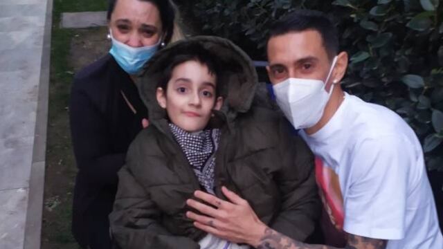 El volante de la selección nacional de fútbol posó con la familia en el country Funes Hills San Marino.