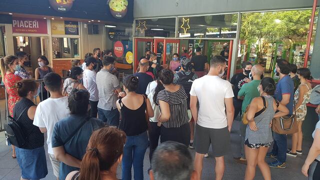 Testeos e hisopados en la vieja Terminal de ómnibus, variante Ómicron COVID-19. Preocupa la escala de contagios registrados en las últimas semanas. Foto Nicolás Bravo/La Voz.