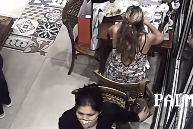 La víctima cenaba en el local y la ladrona se sentó alrededor de una mesa vecina. Con total impunidad, metió su mano en la cartera y se llevó una billetera y el celular. Foto: Captura Web.