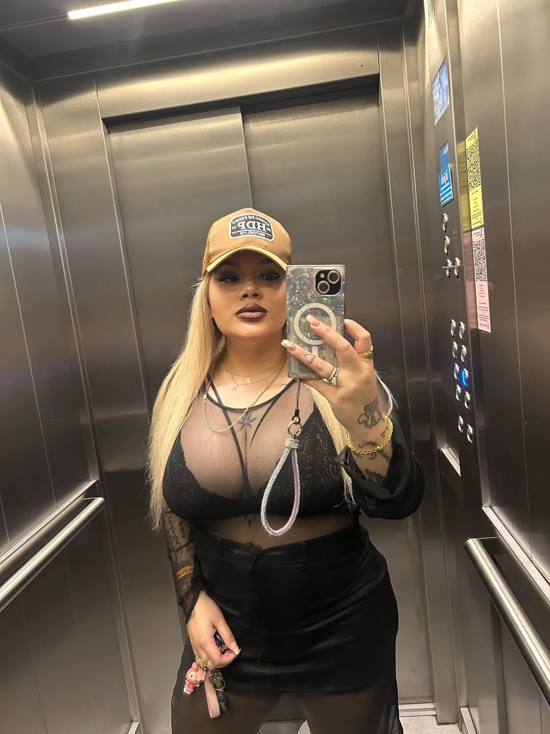 Morena Rial usó un corpiño con transparencias