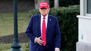 El presidente Donald Trump camina antes de hablar con los periodistas y luego abordar el Marine One en el Jardín Sur de la Casa Blanca en Washington, el viernes 28 de febrero de 2025. (AP Foto/Ben Curtis)
