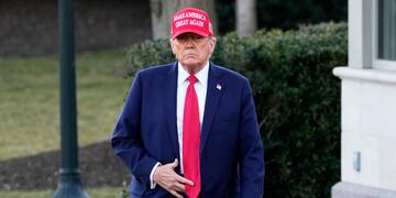 El presidente Donald Trump camina antes de hablar con los periodistas y luego abordar el Marine One en el Jardín Sur de la Casa Blanca en Washington, el viernes 28 de febrero de 2025. (AP Foto/Ben Curtis)