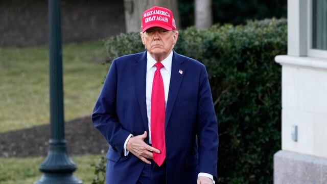 El presidente Donald Trump camina antes de hablar con los periodistas y luego abordar el Marine One en el Jardín Sur de la Casa Blanca en Washington, el viernes 28 de febrero de 2025. (AP Foto/Ben Curtis)
