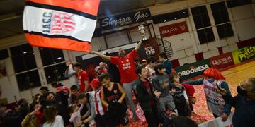 La celebración del título de Instituto en LNB fue en el Sandrín, junto a sus hinchas. (Javier Ferreyra / La Voz).