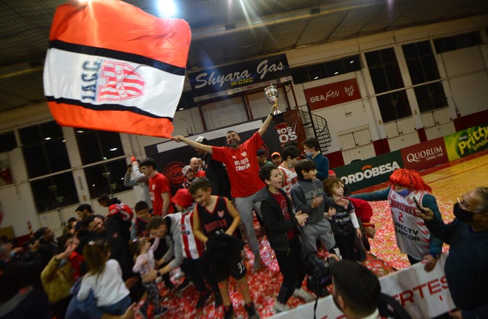 ¡La Gloria llegó!: así fue el recibimiento de los hinchas al campeón de la Liga Nacional de Básquet