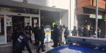 El joven se atrincheró en una farmacia.