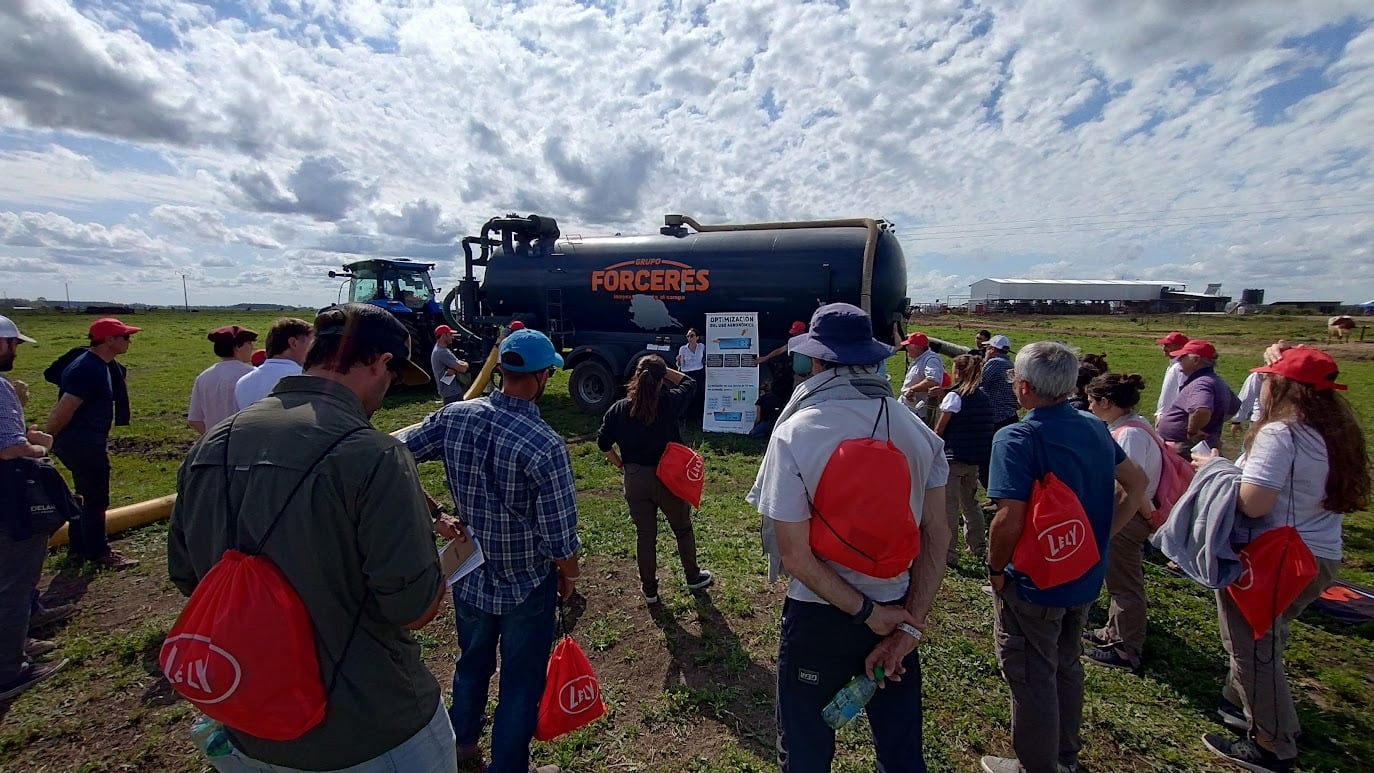 Alumnos de 7mo año de la Escuela Agropecuaria de Tres Arroyos visitaron el tambo La Colorada