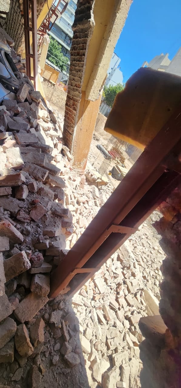 Autos quedaron cubiertos por escombros tras el colapso de la mampostería. No se registraron heridos. (Policía de Córdoba)