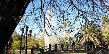 Un vendedor ambulante de Salta vio a un nene ahogándose en un lago y se lanzó a salvarlo.