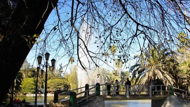 Un vendedor ambulante de Salta vio a un nene ahogándose en un lago y se lanzó a salvarlo.