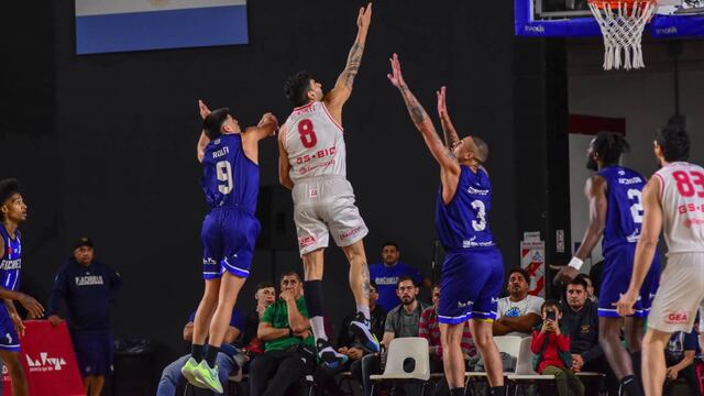 Luis "Chuzito" González, en la dura batalla contra Riachuelo en La Rioja (Guille Ruarte / Prensa Riachuelo).
