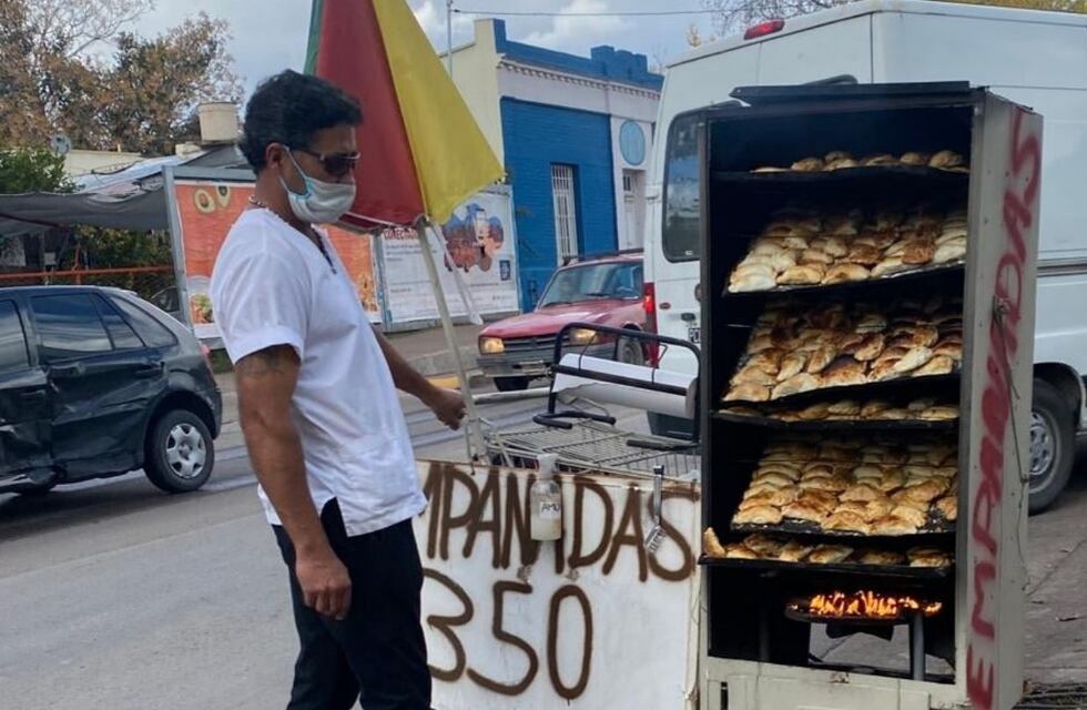 La historia de un vendedor de empanadas que se viralizó y luego le clausuraron el puesto