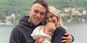 Agustina Gandolfo y Lautaro Martínez junto a su hija Nina.