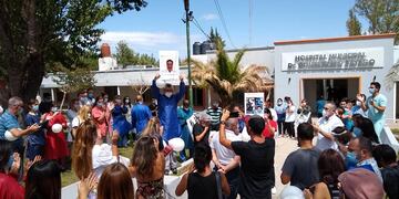 Profesionales y trabajadores de la salud en pleno "abrazo solidario", se enteraron del fallecimiento del doctor Julio Portillo Rosell. (Foto: Facebook / VillaNos Radio).