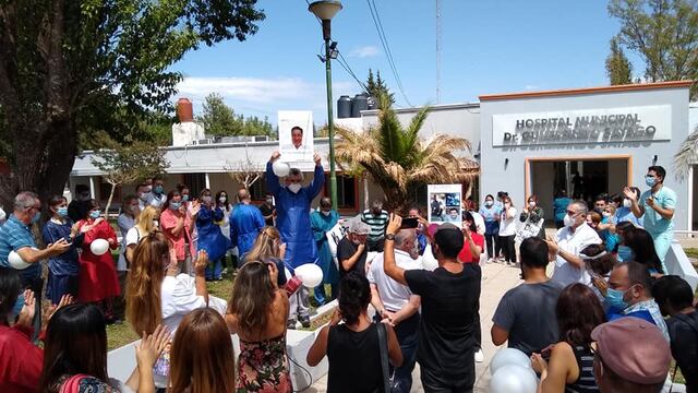 Profesionales y trabajadores de la salud en pleno "abrazo solidario", se enteraron del fallecimiento del doctor Julio Portillo Rosell. (Foto: Facebook / VillaNos Radio).