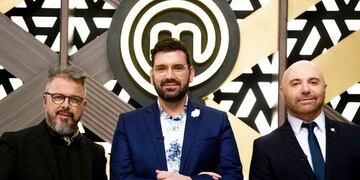 Donato De Santis, Damián Betular y Germán Martitegui son los jurados que evalúan cada plato.