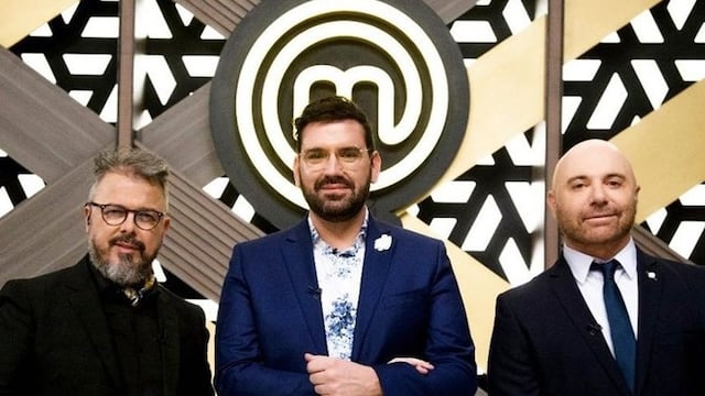 Donato De Santis, Damián Betular y Germán Martitegui son los jurados que evalúan cada plato.
