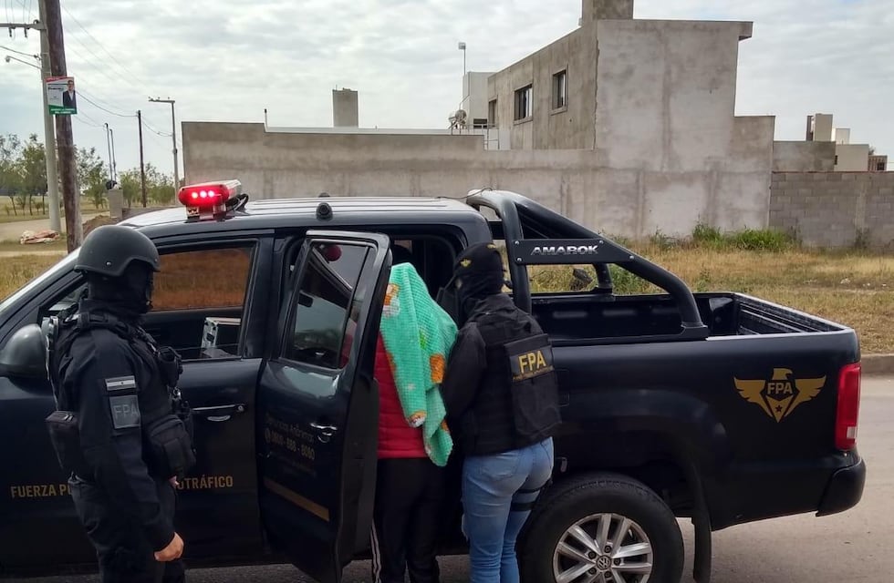 Cuatro personas fueron detenidas por vender drogas en Colonia Tirolesa: un grupo familiar y un delivery