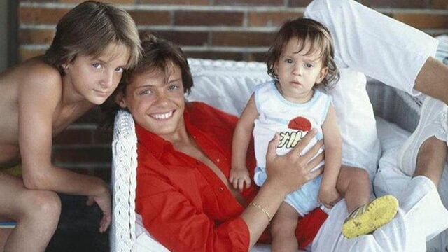 Luis Miguel junto a sus hermano, Alejandro y Sergio.