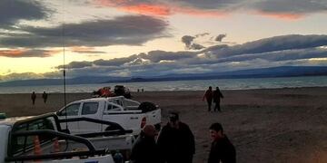Los rescatistas a orillas del Lago Cardiel