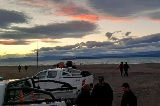 Los rescatistas a orillas del Lago Cardiel