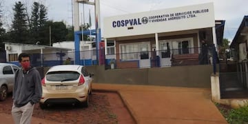 Cuenta con 21 pozos semi surgentes para paliar las crisis hídricas en la localidad.