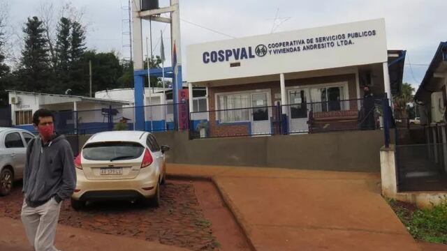 Cuenta con 21 pozos semi surgentes para paliar las crisis hídricas en la localidad.