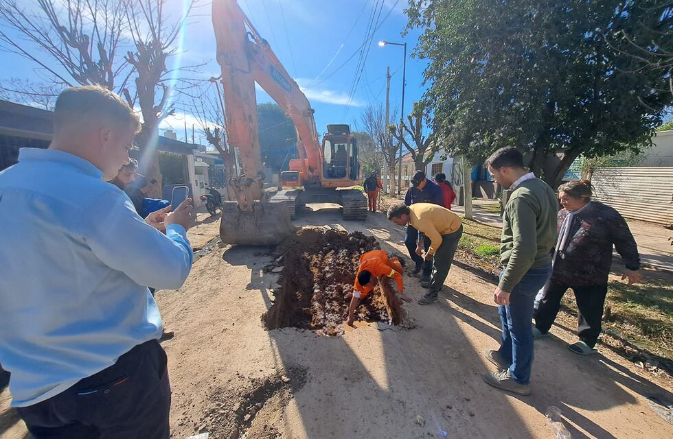 Insólito: un camión se hundió en una calle de Córdoba, la grúa intentó rescatarlo y también terminó en el pozo