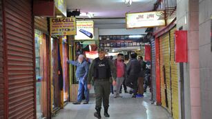 Detuvieron a miembros de un clan familiar que vende celular en Galería Norte.
