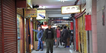 Detuvieron a miembros de un clan familiar que vende celular en Galería Norte.