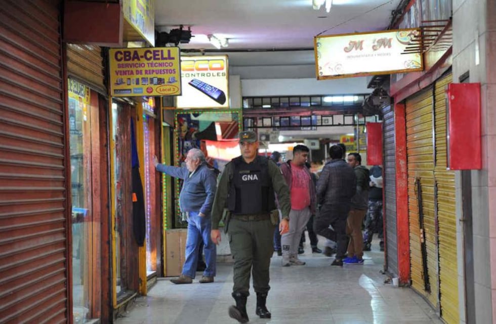Detuvieron a un clan que vende celulares en Galería Norte: eran encubiertos por el subjefe de la Policía