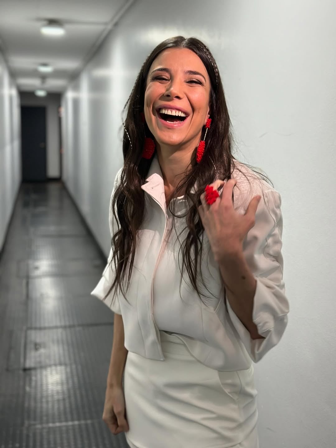 Andrea Rincón sorprendió con un look total white muy diminuto y se llevó todos los likes con el accesorio tendencia