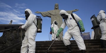 Fumigación en Río de Janeiro para frenar la propagación del Covid-19 en la ciudad de Brasil. (Dado Galdieri for The New York Times)