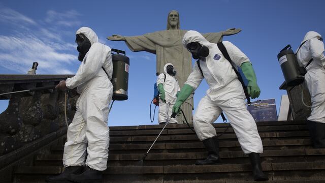 Fumigación en Río de Janeiro para frenar la propagación del Covid-19 en la ciudad de Brasil. (Dado Galdieri for The New York Times)