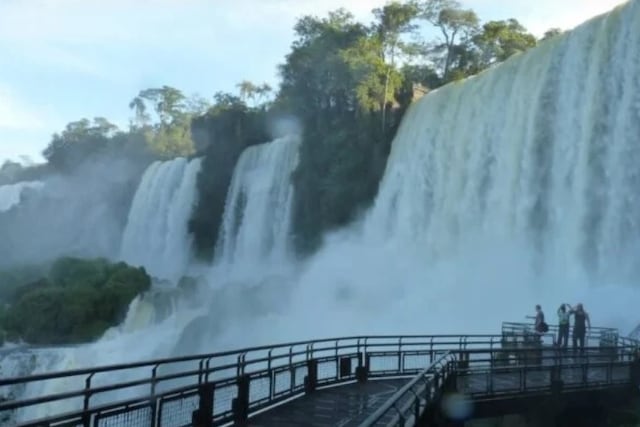 Parques Nacionales habilitó micro-eventos en Cataratas con estrictas restricciones ambientales.