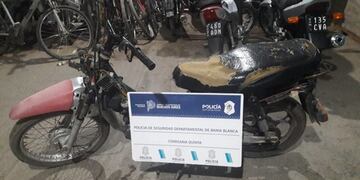 Iban en una moto robada y armados