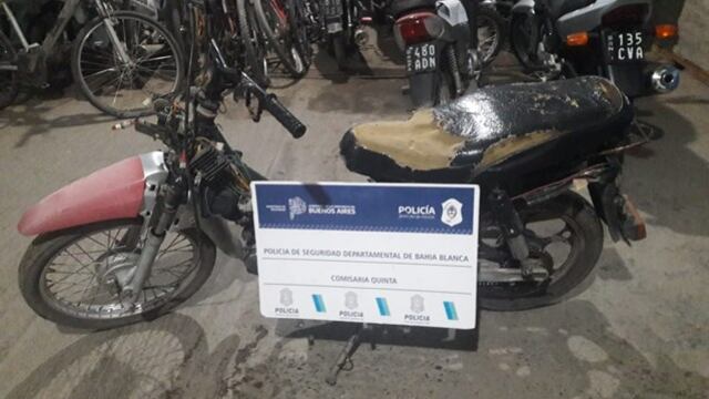 Iban en una moto robada y armados