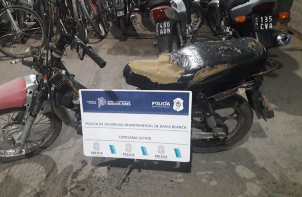Iban en una moto robada, los detuvieron y estaban armados