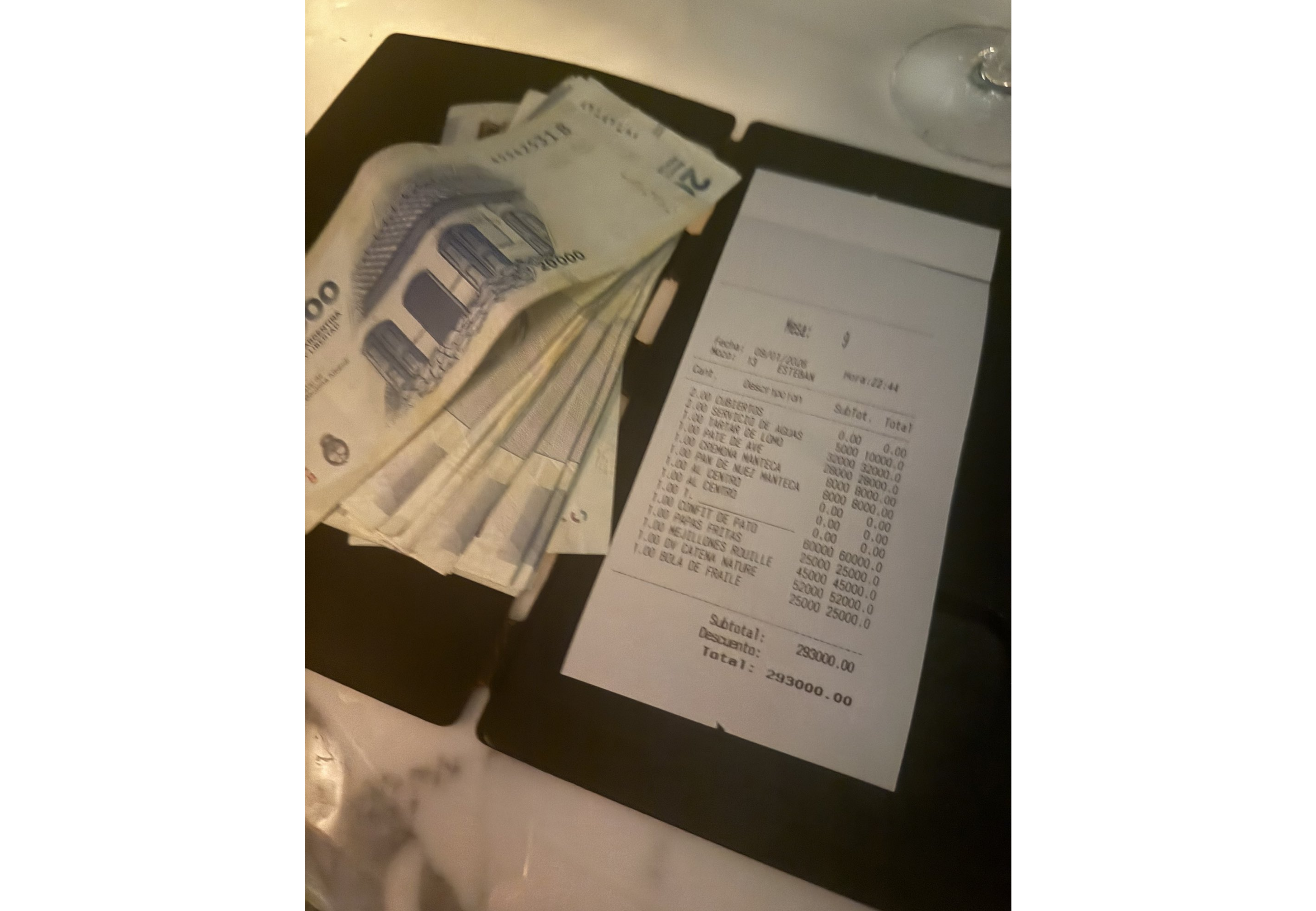 La cuenta de una cena para dos personas.