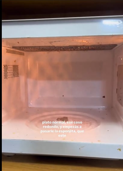 El tip casero para limpiar el microondas rápido y fácil