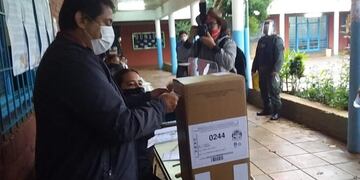El Dr. Martín Cesino, tras emitir su voto en el Polivalente N°17 señaló: “Hoy es un día histórico”