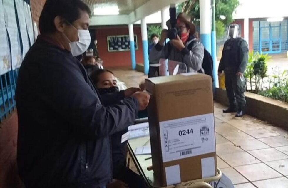 El Dr. Martín Cesino, tras emitir su voto en el Polivalente N°17 señaló: “Hoy es un día histórico”