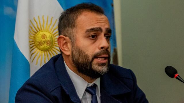 El fiscal Guillermo Beller habló con los medios sobre una investigación en curso relacionada con un presunto caso de mala praxis.