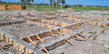 El proyecto apunta a combinar acceso a vivienda con dinamización de la economía local, mediante generación de puestos de trabajo y obra pública sostenida.