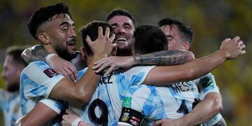 El festejo de todo el equipo en el gol de Julián Álvarez para el 1-0 parcial ante Ecuador. (AP)