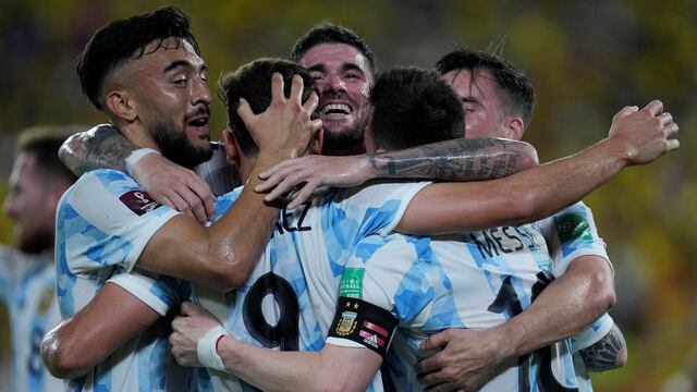 El festejo de todo el equipo en el gol de Julián Álvarez para el 1-0 parcial ante Ecuador. (AP)