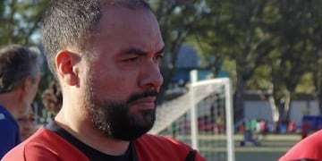 El doctor Enrique Muñoz Giacomelli, junto a dos enfermeros salvaron la vida de un jugador de fútbol amateur.